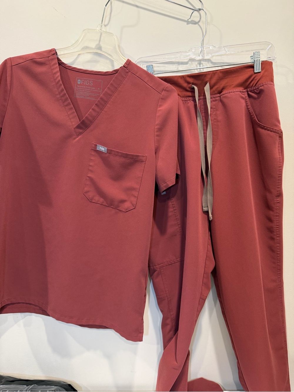 FIGS Women's Scrub Set Catarina Top M & Kade Straight Leg Pant M in Sienna